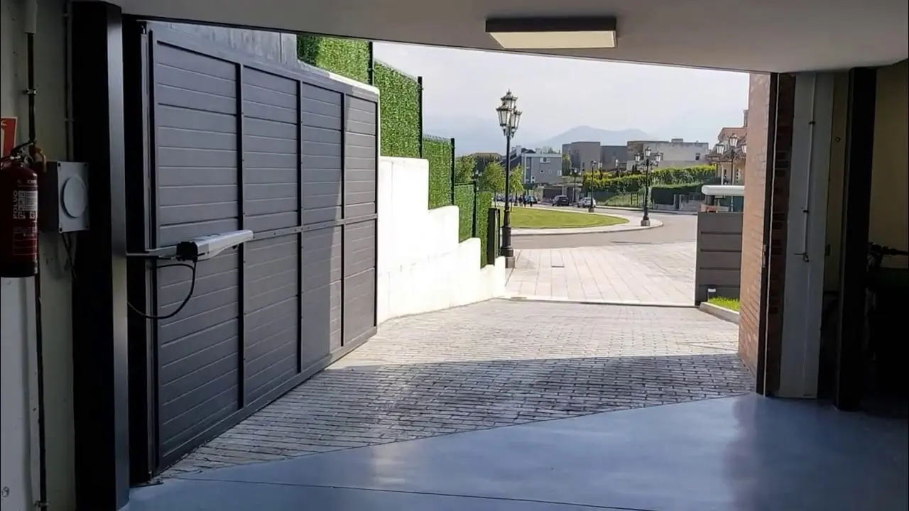 maxresdefault 4 - Instalaci&oacute;n y Reparaci&oacute;n Puertas de Garaje Correderas en Sant Joan Desp&iacute;