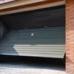 puerta basculante 1hoja 150x150 - Instalación y Reparación Puertas de Garaje Basculantes